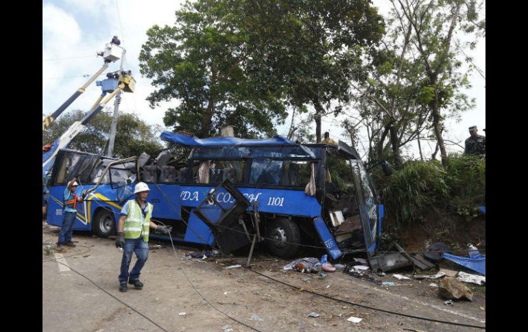 Tras la colisión, el poste cayó sobre el techo del autobús, que transportaba a más de 50 personas y que quedó totalmente destrozado. EFE / R. Dela Pena