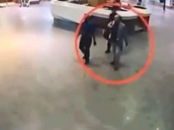 Las imágenes muestran el momento del ataque, cuando dos mujeres se acercan al hermano de Kim. YOUTUBE / Euro News