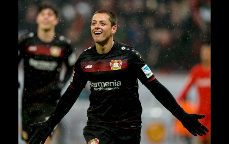 Javier Hernández marcó dos goles del 3-1 que marcó la victoria del Leverkusen ante Augsburgo. AFP / ARCHIVO