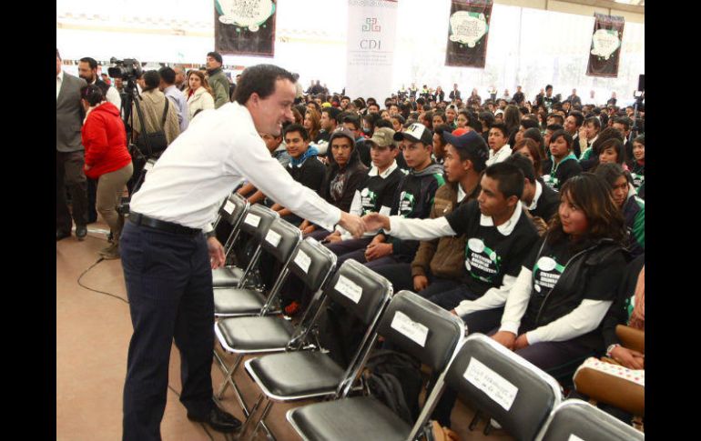 Arriola Peñalosa destaca que 800 mil mexiquenses estudiantes recibieron su número de seguridad social en 2016. TWITTER / @arriolamikel