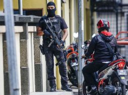 Integrantes de la Real Policía Malaya vigilan en la morgue del Departamento Forense, donde permanece el cadáver. EFE / A. Yusni