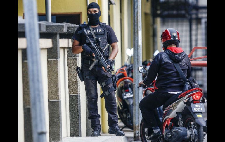 Integrantes de la Real Policía Malaya vigilan en la morgue del Departamento Forense, donde permanece el cadáver. EFE / A. Yusni