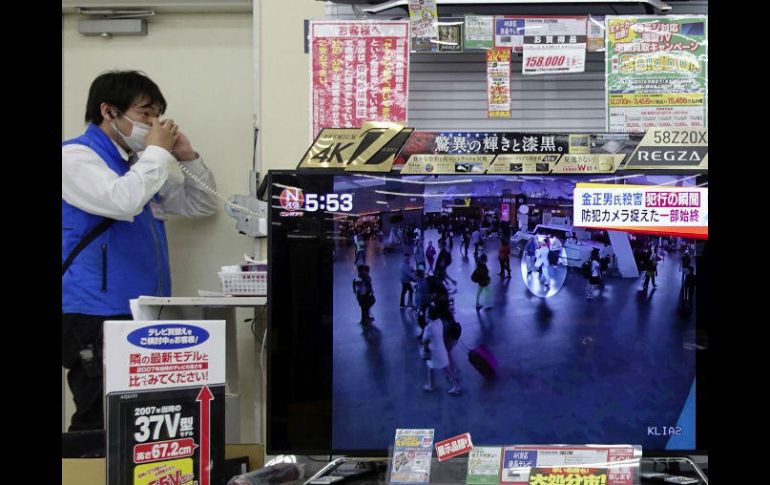 Ayer, una televisora japonesa difundió el video del supuesto asesinato del hermano mayor de Kim Jong-un. EFE / F. Robichon