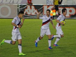 Carlos Fierro festeja su tanto para Chivas. MEXSPORT /