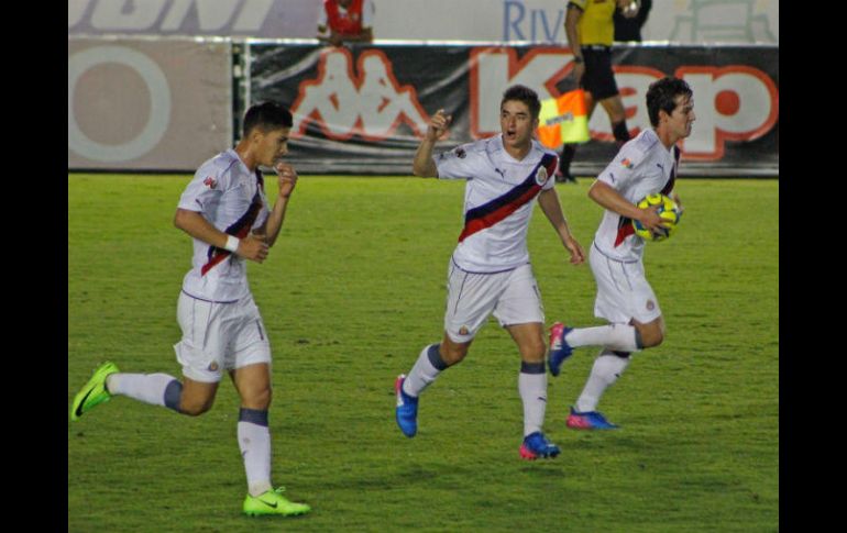 Carlos Fierro festeja su tanto para Chivas. MEXSPORT /