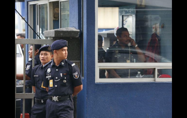 Policías vigilan la entrada del hospital donde resguardan el cuerpo de Jong-nam Kim. Nadie lo ha reclamado. AP / J. Ong