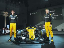 El RS17 de Renault fue presentado ayer en Londres. Jolyon Palmer (izq.) y Nico Hulkenberg (der.), son los pilotos del equipo. AFP / N. Halle'n