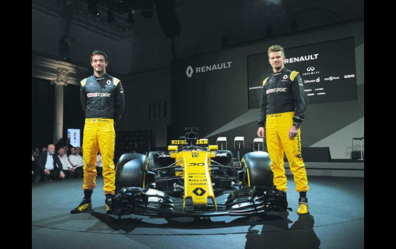 El RS17 de Renault fue presentado ayer en Londres. Jolyon Palmer (izq.) y Nico Hulkenberg (der.), son los pilotos del equipo. AFP / N. Halle'n