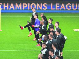 Preparación. Héctor Herrera, al fondo, calienta con sus compañeros durante una sesión de entrenamiento en el Estadio do Dragao. AP / ARCHIVO