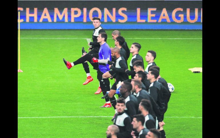 Preparación. Héctor Herrera, al fondo, calienta con sus compañeros durante una sesión de entrenamiento en el Estadio do Dragao. AP / ARCHIVO