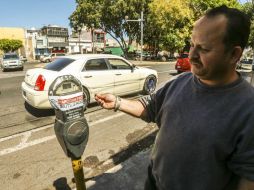 Los parquímetros colocados en el municipio de Guadalajara amanecieron inutilizados con una cinta que impide depositar monedas. EL INFORMADOR / A. García