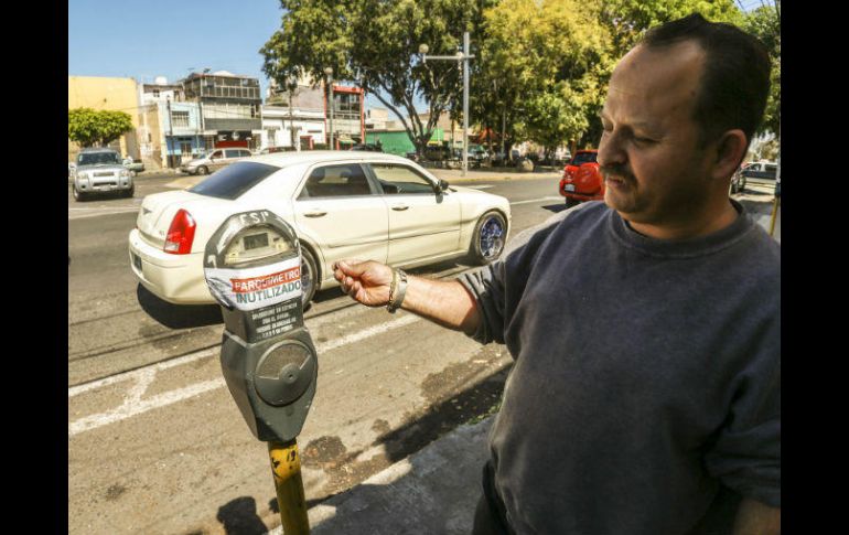 Los parquímetros colocados en el municipio de Guadalajara amanecieron inutilizados con una cinta que impide depositar monedas. EL INFORMADOR / A. García