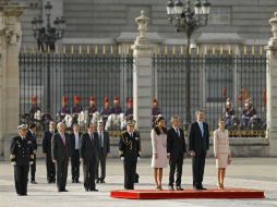 Los reyes Felipe y Letizia, así como Macri y su esposa, durante la ceremonia en la Plaza de la Armería del Palacio Real. AP / F. Seco