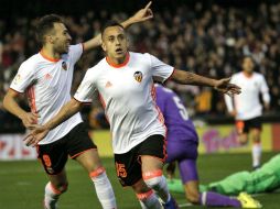 El chileno Orellana celebra el segundo tanto del Valencia. EFE / M. Bruque