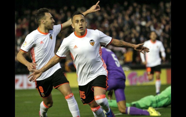 El chileno Orellana celebra el segundo tanto del Valencia. EFE / M. Bruque