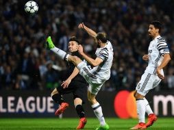 Héctor Herrera (I) pelea por una pelota con Chiellini (D), de la Juventus. AFP / F. Leong