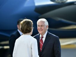 La embajadora de EU en México recibió esta tarde al secretario de Estado Rex Tilleron en el aeropuerto. AFP / P. Pardo