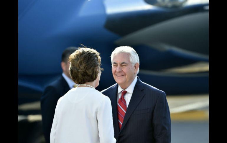 La embajadora de EU en México recibió esta tarde al secretario de Estado Rex Tilleron en el aeropuerto. AFP / P. Pardo