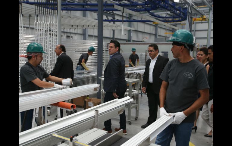 El Gobernador Aristóteles Sandoval en las instalaciones de Grupo Aluminio de Occidente. EL INFORMADOR / R. Tamayo