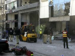 Oficiales de seguridad inspeccionan la zona donde sucedió el estallido. EFE / R. Dar