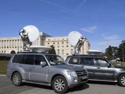 Equipos de televisión preparan su emisión en frente del edificio de las Naciones Unidas antes de la ronda de negociaciones de paz. EFE / M. Trezzini