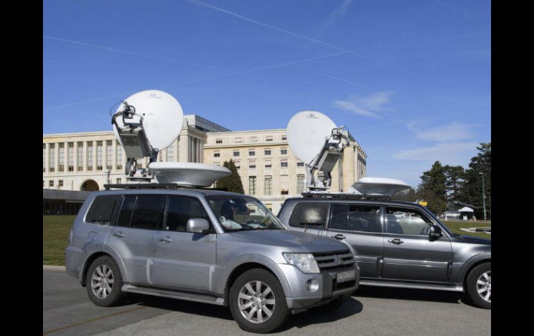 Equipos de televisión preparan su emisión en frente del edificio de las Naciones Unidas antes de la ronda de negociaciones de paz. EFE / M. Trezzini