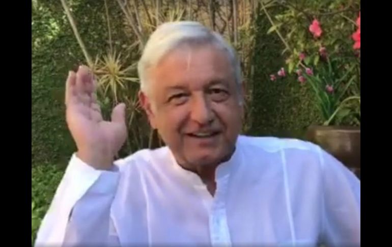 ''Vamos a limpiar de corrupción al gobierno, de arriba para abajo, como se limpian las escaleras'', sentencia. FACEBOOK / Andres Manuel Lopez Obrador