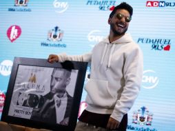 Maluma recibió cuádruple disco de platino antes de su actuación en Viña del Mar. EFE / M. Ruiz