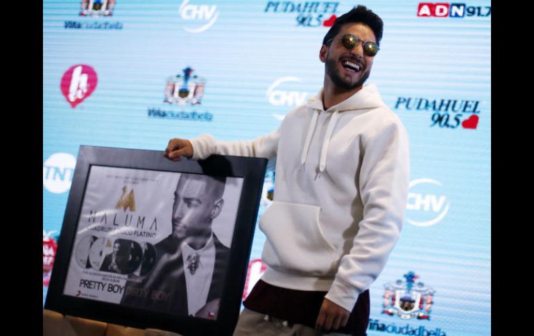 Maluma recibió cuádruple disco de platino antes de su actuación en Viña del Mar. EFE / M. Ruiz