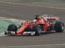 Sebastian Vettel conduce su coche en la presentación en el hogar de Ferrari en el circuito de Maranello. AP / M. Vasini