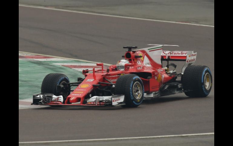 Sebastian Vettel conduce su coche en la presentación en el hogar de Ferrari en el circuito de Maranello. AP / M. Vasini