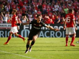 'Chicharito' ocupa un lugar prominente en el video publicado por la Liga alemana. TWITTER / @bayer_04es