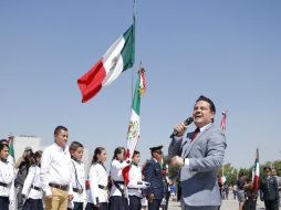 Al final, el gobernador pasó con cada una de las escoltas para tomarse una foto con sus integrantes. ESPECIAL / Aristóteles Sandoval