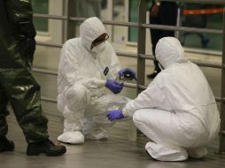 Autoridades sanitarias realizan análisis en el aeropuerto donde ocurrieron los hechos para localizar rastros de la sustancia. EFE / F. Ismail