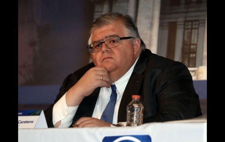 Carstens considera que la liberación del precio de las gasolinas es una buena medida para consolidar la fortaleza fiscal. SUN / ARCHIVO