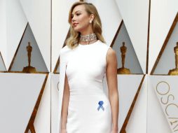 La modelo Karlie Kloss desfiló por la alfombra luciendo un moño azul con las siglas ACLU. EFE / M. Nelson