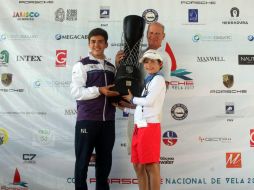 Patricio Montemayor (izq) y Pablo Aguilar reciben su premio. EL INFORMADOR / M. Vargas