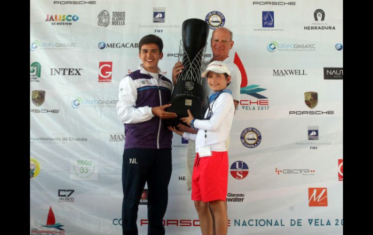 Patricio Montemayor (izq) y Pablo Aguilar reciben su premio. EL INFORMADOR / M. Vargas