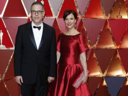 Rodrigo Prieto y su esposa posaron en la alfombra roja de los Oscar. EFE / P. Buck