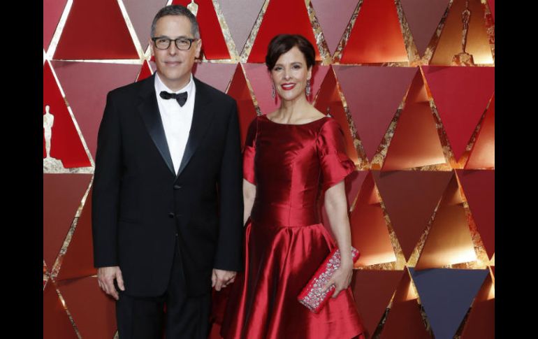 Rodrigo Prieto y su esposa posaron en la alfombra roja de los Oscar. EFE / P. Buck