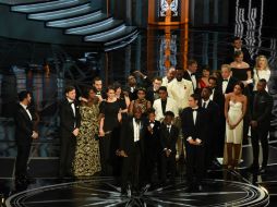 Barry Jenkins, director de 'Moonlight', ofrece un apresurado e improvisado discurso luego de que la película ganara el Óscar. AFP / M. Ralston