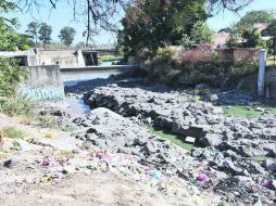 Con colectores sanitarios buscan disminuir la contaminación y los malos olores del canal de Atemajac. ESPECIAL /