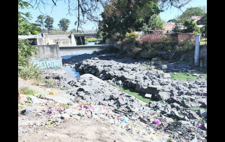 Con colectores sanitarios buscan disminuir la contaminación y los malos olores del canal de Atemajac. ESPECIAL /