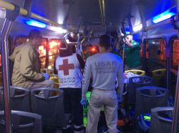 La noche del lunes un conductor de la ruta 611 sufrió un infarto y perdió el control de la unidad en Guadalajara. ESPECIAL /