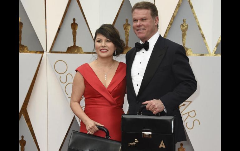 Brian Cullinan fue quien dio a Warren Beatty el sobre de la categoría anterior. AP / J. Strauss