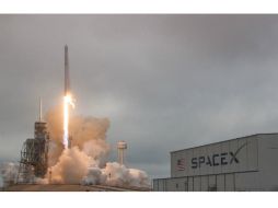 Sería la primera compañía privada en la historia en lanzar turistas en un viaje espacial. ESPECIAL / www.spacex.com