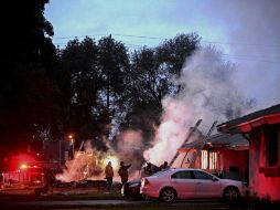 Medios locales mostraron imágenes del fuego y los severos daños en la zona residencial que provocó la aeronave accidentada. AP / W. Phomicinda