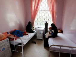 Mujeres sostienen en brazos a sus hijos, que sufren de desnutrición, en un hospital de Saná, en Yemen. EFE / Y. Arhab