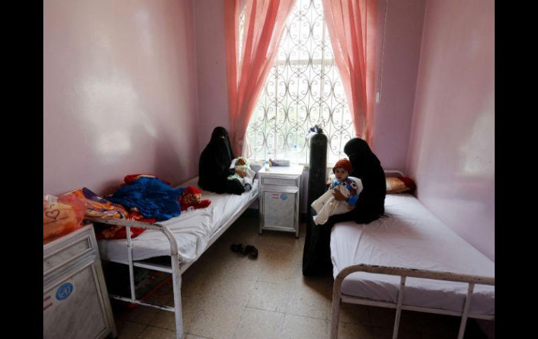 Mujeres sostienen en brazos a sus hijos, que sufren de desnutrición, en un hospital de Saná, en Yemen. EFE / Y. Arhab