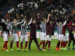 Jugadores del Eintracht celebran su victoria tras el duelo disputado este día. EFE / R. Wittek